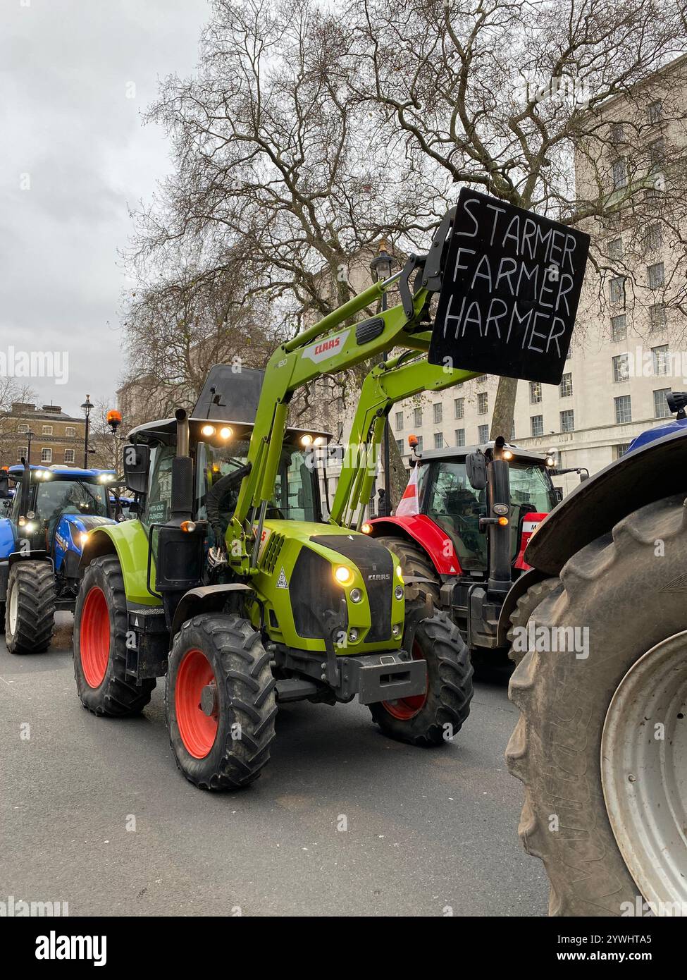Gli agricoltori del Regno Unito protestano con la processione dei trattori a Westminster per le nuove norme sull'imposta sulle successioni - Immagine stock catturata con smartphone