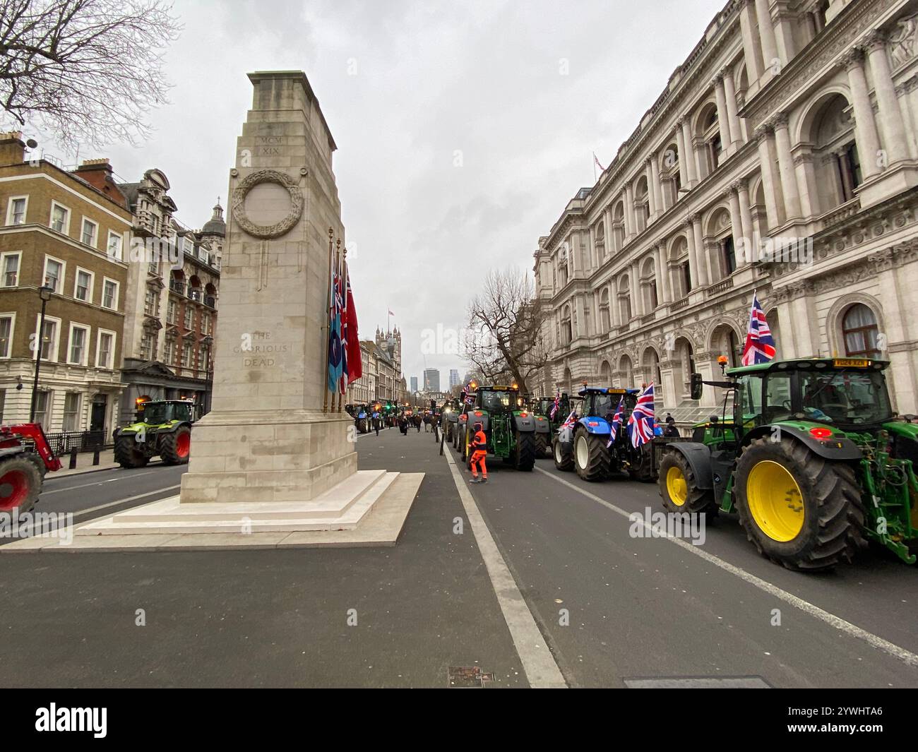 Gli agricoltori del Regno Unito protestano con la processione dei trattori a Westminster per le nuove norme sull'imposta sulle successioni - Immagine stock catturata con smartphone