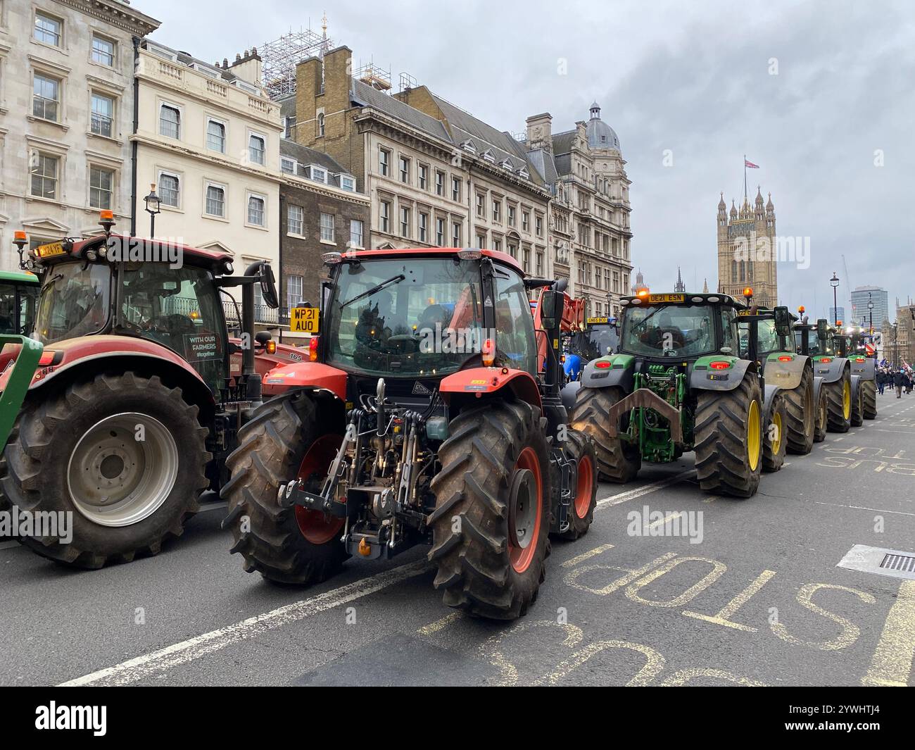 Gli agricoltori del Regno Unito protestano con la processione dei trattori a Westminster per le nuove norme sull'imposta sulle successioni Foto Stock