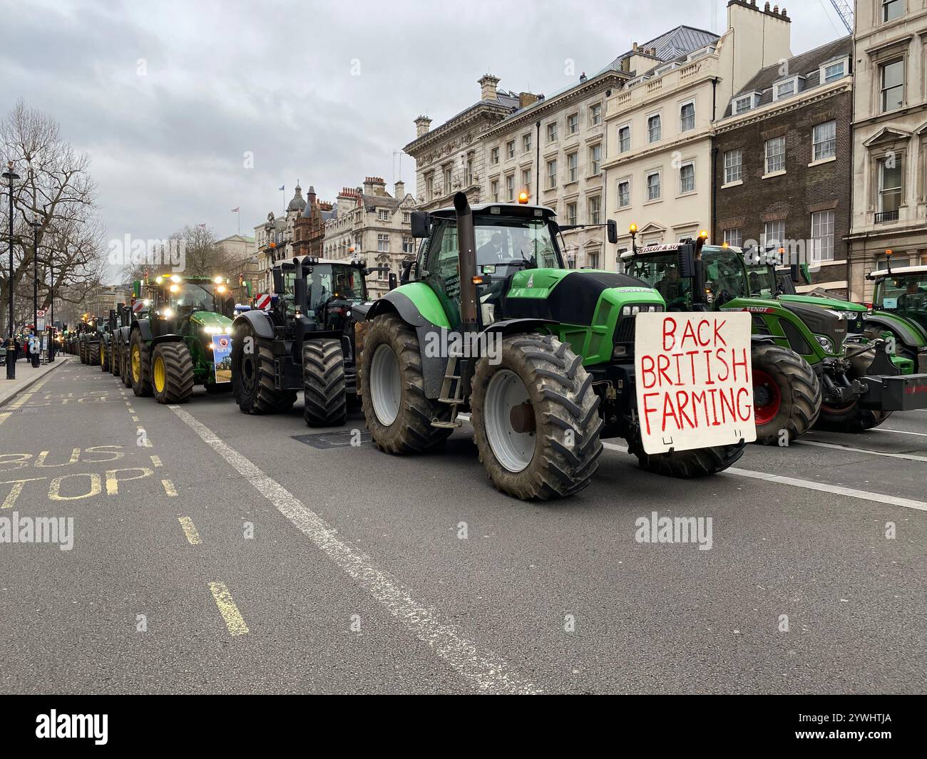 Gli agricoltori del Regno Unito protestano con la processione dei trattori a Westminster per le nuove norme sull'imposta sulle successioni - Immagine stock catturata con smartphone