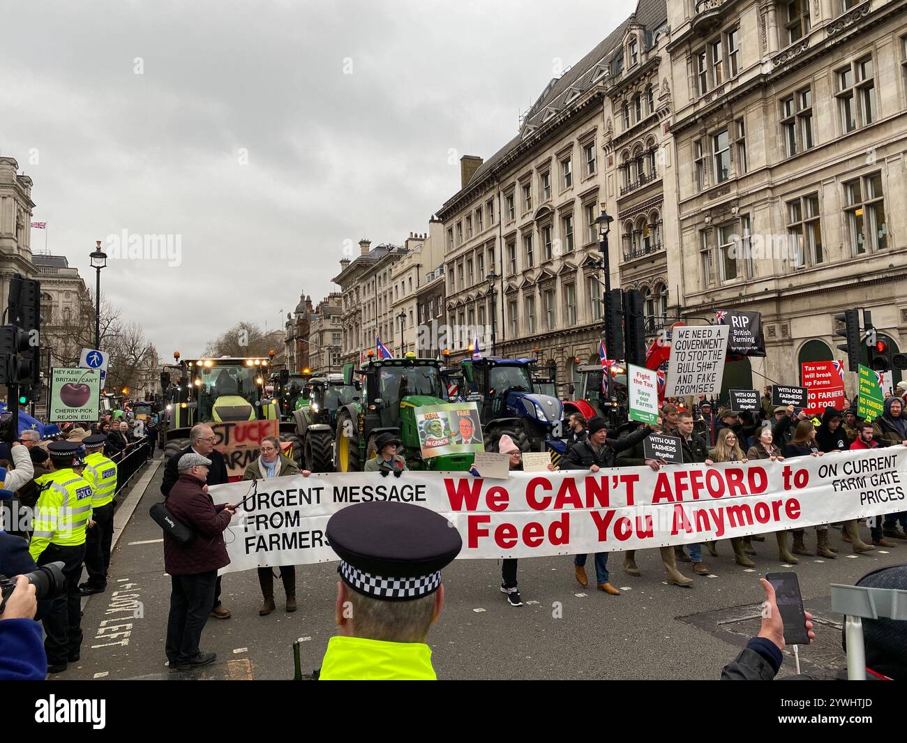 Gli agricoltori del Regno Unito protestano con la processione dei trattori a Westminster per le nuove norme sull'imposta sulle successioni Foto Stock