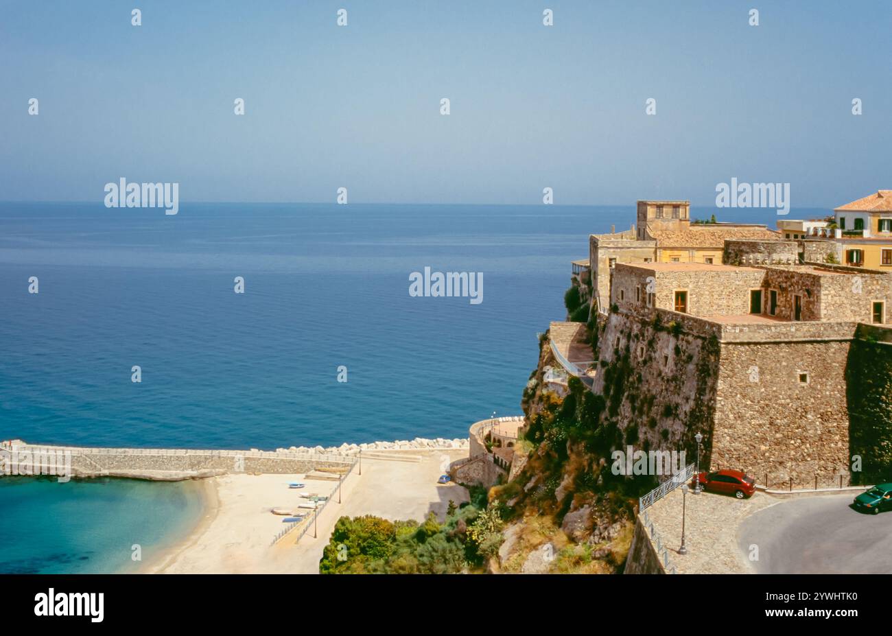 Pizzo Calabro, Italia - 28 giugno 2005: Vista sul mare del castello aragonese del XV secolo, famoso anche per il luogo in cui Gioacchino Murat fu giustiziato Foto Stock