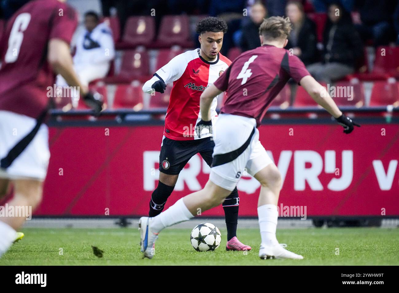 Rotterdam, Paesi Bassi. 11 dicembre 2024. Rotterdam - Fabiano Rust del Feyenoord O19 durante il sesto round del nuovo format della Lega Giovanile 2024/2025. Il match è ambientato tra il Feyenoord U19 e l'AC Sparta Praha U19 a Nieuw Varkenoord l'11 dicembre 2024 a Rotterdam, nei Paesi Bassi. Credito: Foto Box to Box/Alamy Live News Foto Stock