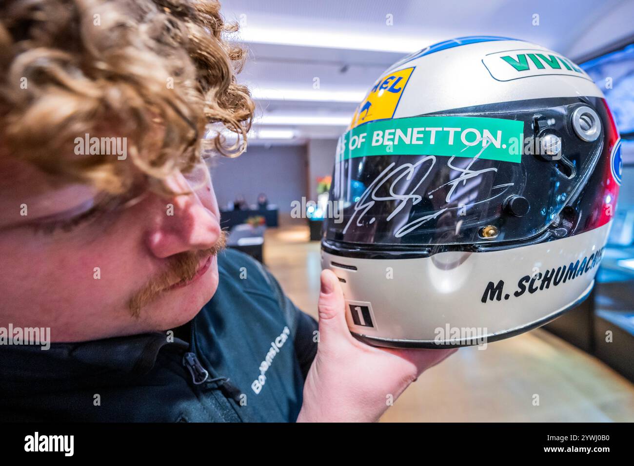 Londra, Regno Unito. 11 dicembre 2024. Un casco firmato e usato Michael Schumacher 1991, di Arai, stima: £20.000 - £25.000 - Bonhams Cars' Bond Street sale, Important Collectors' Motor Cars e Automobilia presso il suo salone di New Bond Street. L'asta include automobili e auto contemporanee e veterane. La vendita ha luogo il 12 dicembre. Crediti: Guy Bell/Alamy Live News Foto Stock
