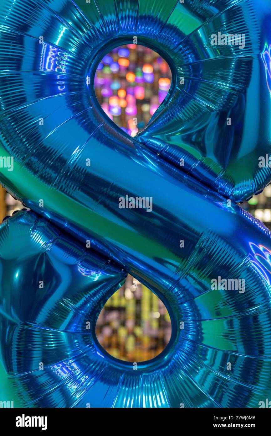 Infinite Celebration: Pallone di elio blu con il numero otto Foto Stock