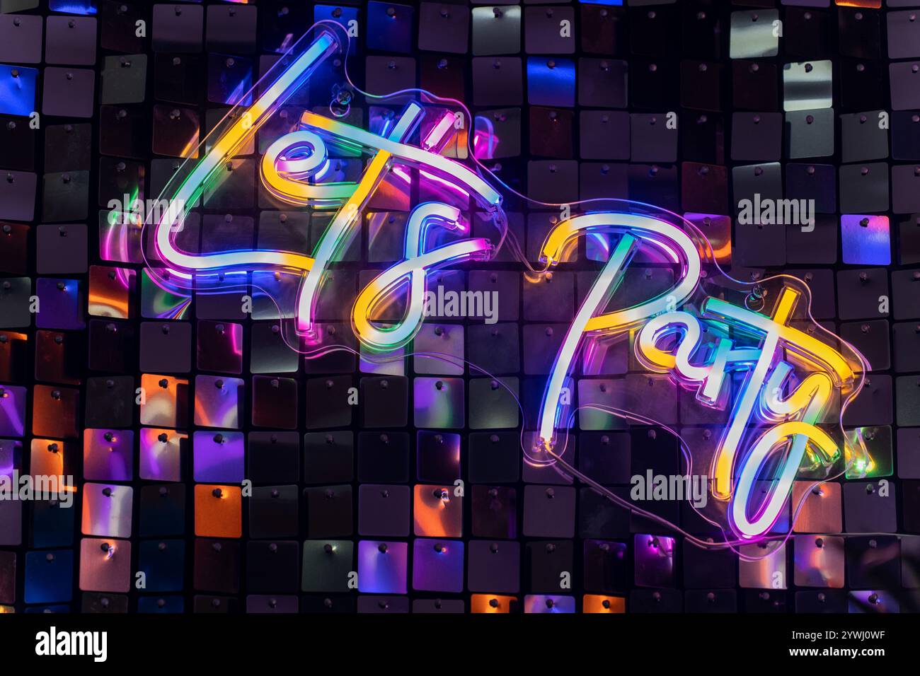 Let’s Party: Luci al neon e disco Vibes Foto Stock