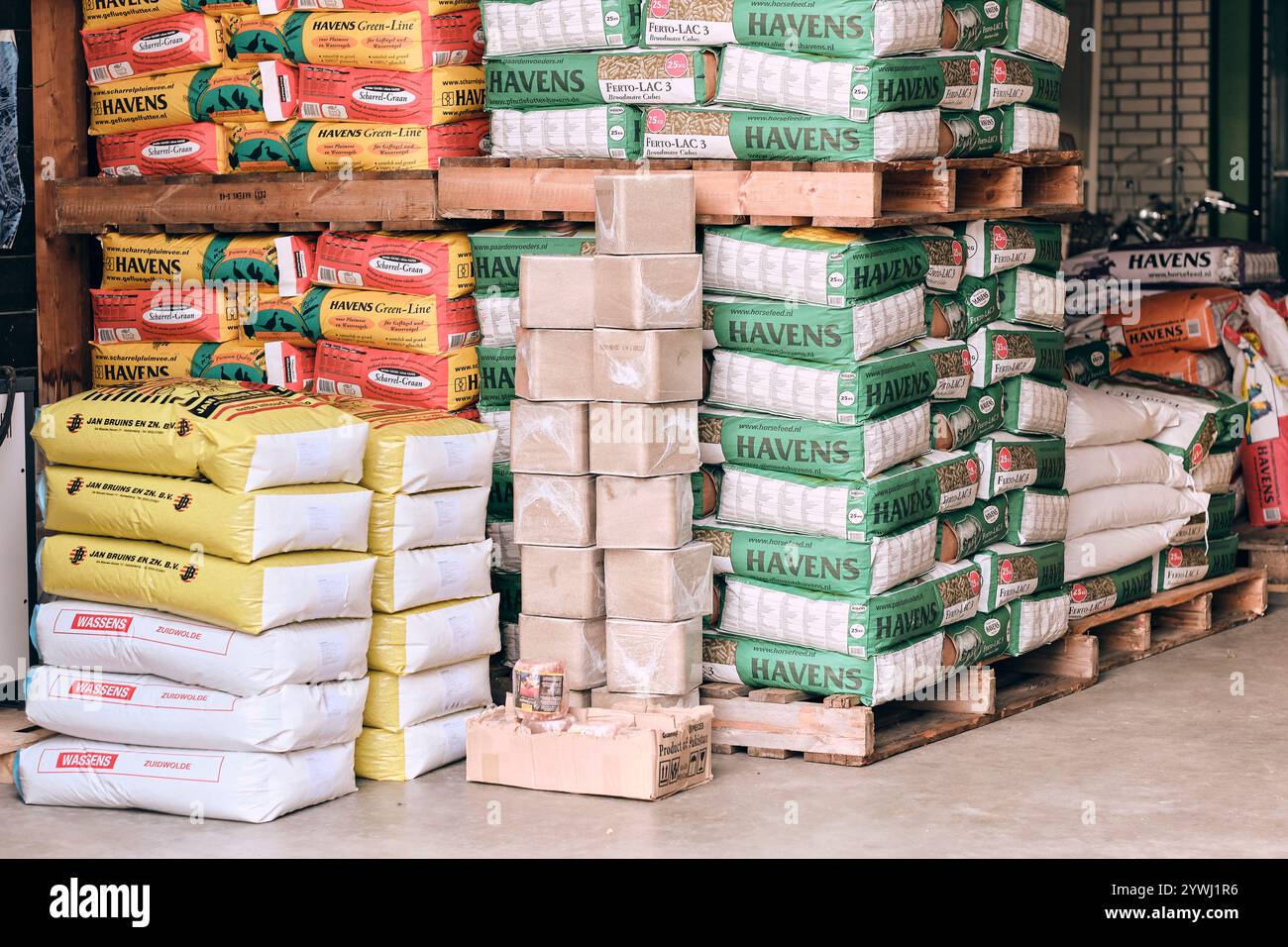 4 dicembre 2024: Scorte di alimenti per animali con confezioni colorate e marchi come i paradisi e i Wassens presso il mulino Wassens di Zuidwolde, Paesi Bassi. Foto Stock