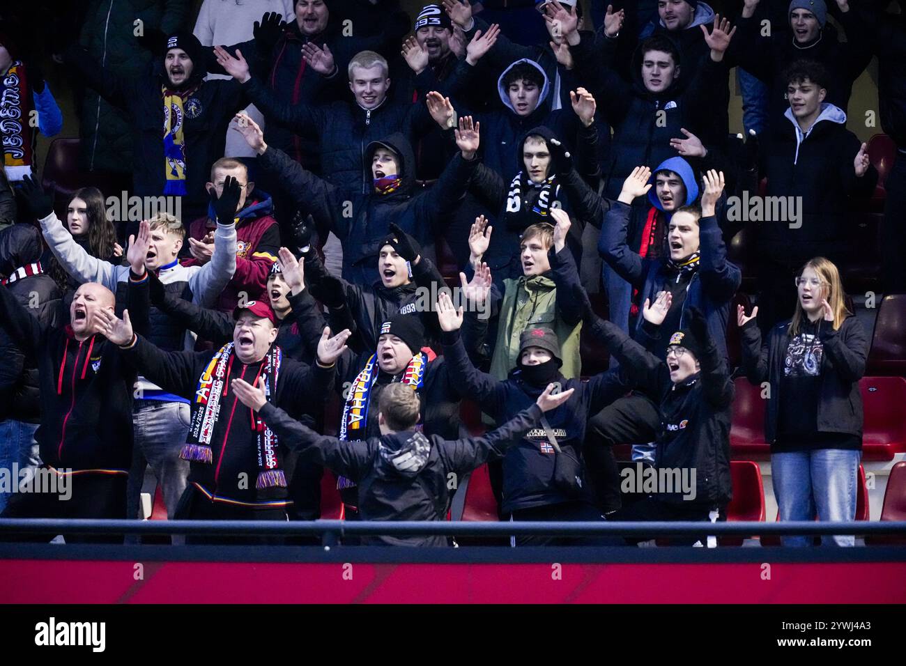 Rotterdam, Paesi Bassi. 11 dicembre 2024. Rotterdam - tifosi dello Sparta Praha durante il sesto round del nuovo format della Lega Giovanile 2024/2025. Il match è ambientato tra il Feyenoord U19 e l'AC Sparta Praha U19 a Nieuw Varkenoord l'11 dicembre 2024 a Rotterdam, nei Paesi Bassi. Credito: Foto Box to Box/Alamy Live News Foto Stock