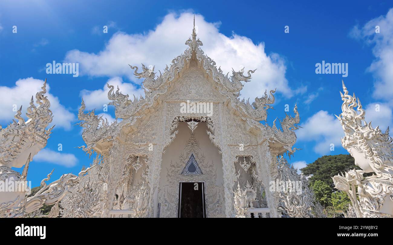 Ingresso principale di Wat Rong Khun (Tempio bianco) in una giornata di sole a Chiang Rai, Thailandia Foto Stock