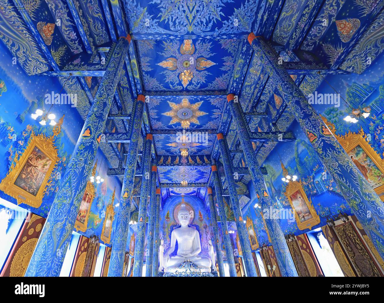 Una splendida vista dell'interno del Tempio Blu, Wat Rong Suea Ten Foto Stock