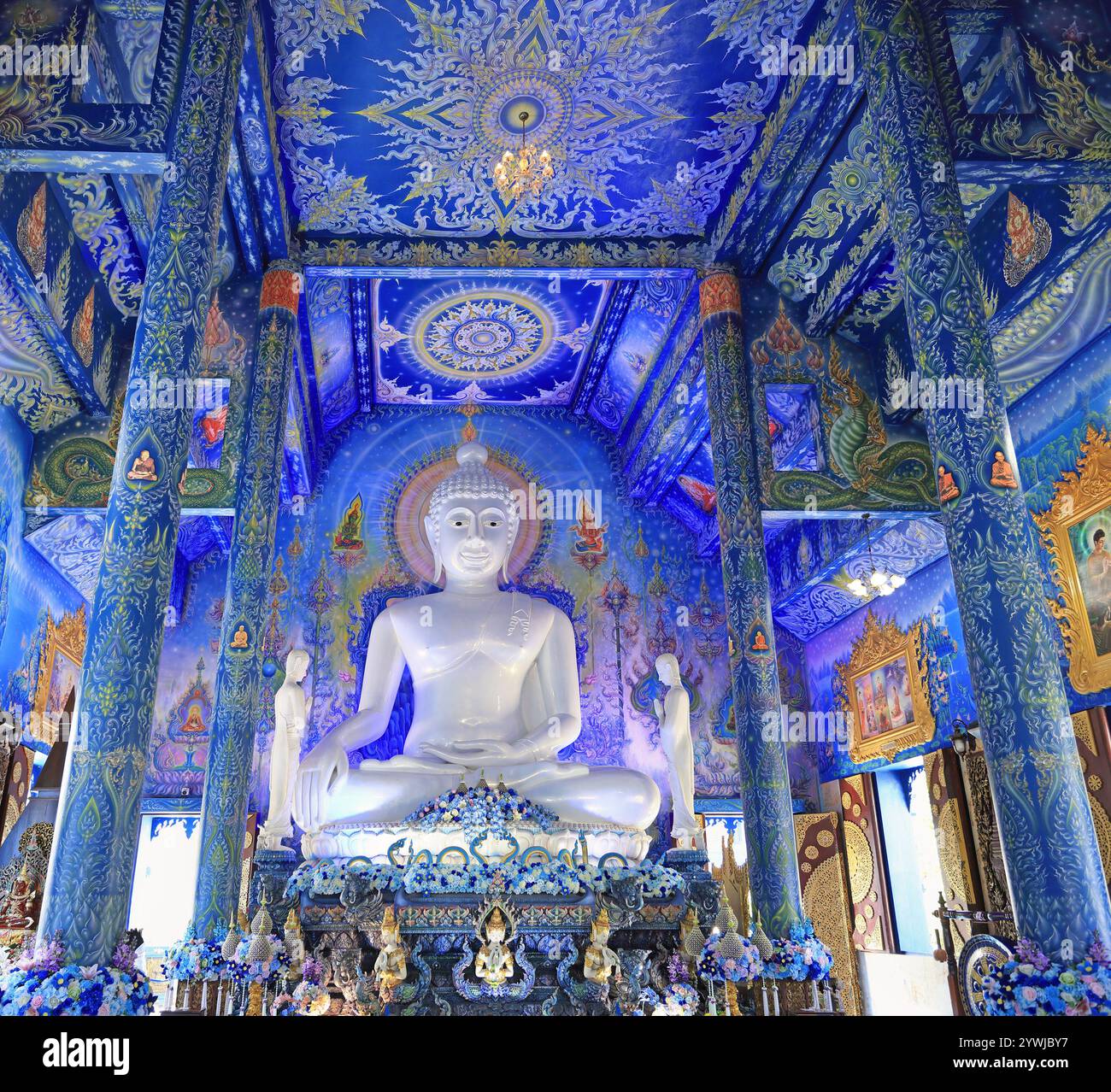 Una splendida vista dell'interno del Tempio Blu, Wat Rong Suea Ten Foto Stock