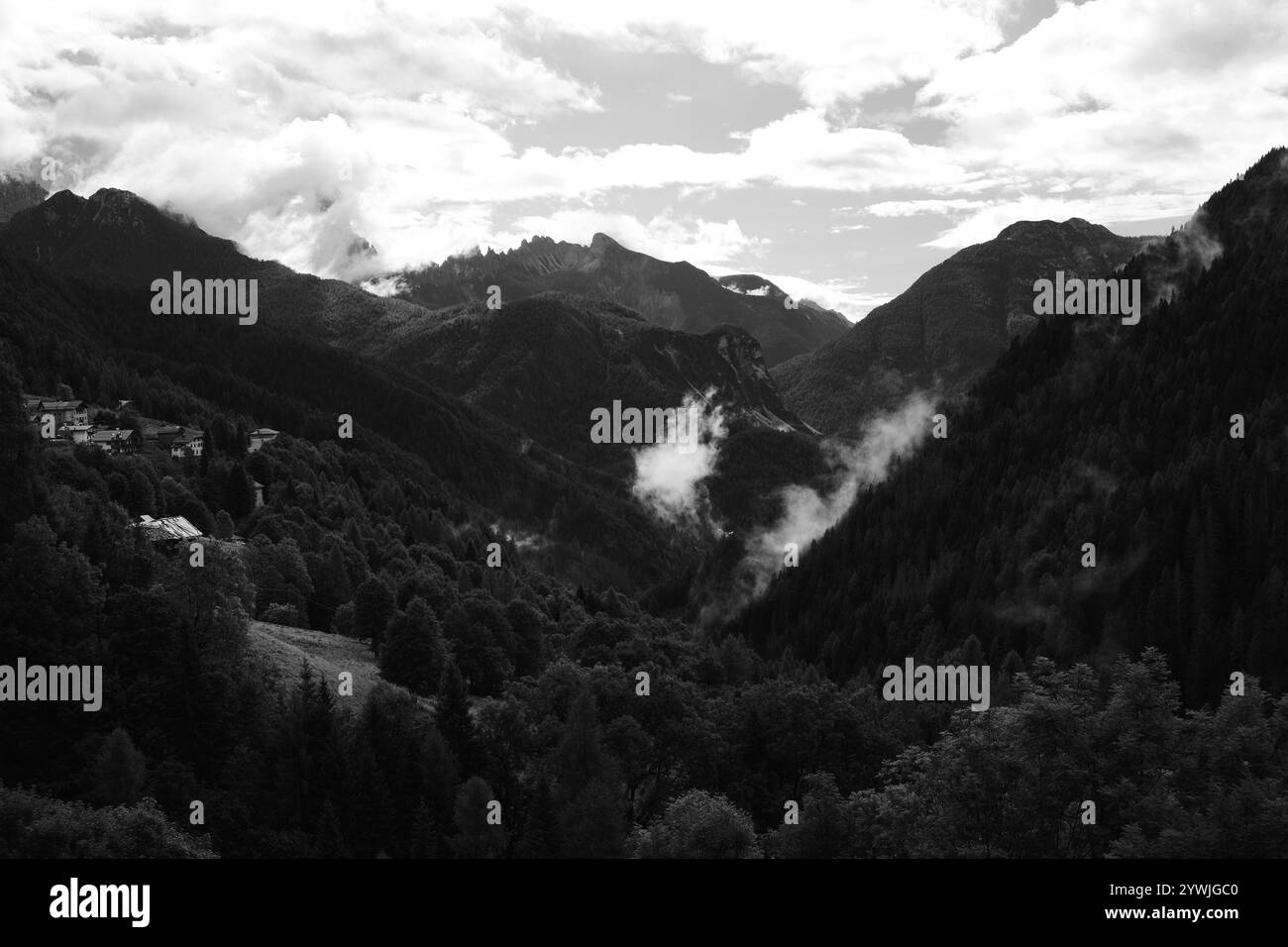 Paesaggio naturale, vista dal comune di Zoppe di Cadore ai piedi del maestoso Monte Pelmo, provincia di Belluno in Veneto, Dolomiti, Italia. Foto Stock