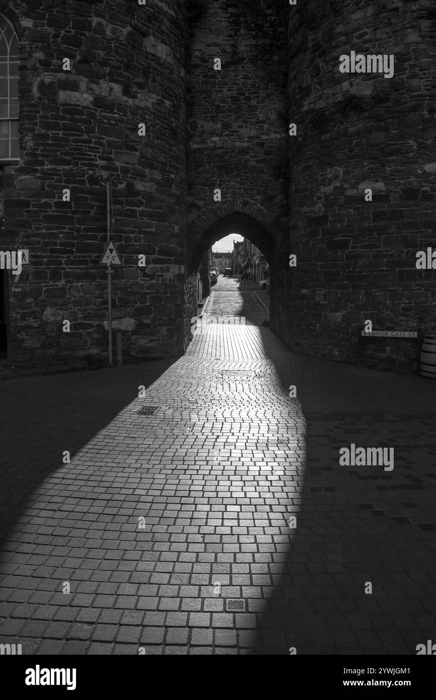 Lower Gate Street Conwy vista del lungomare del porto attraverso le mura del castello nel Galles settentrionale Foto Stock