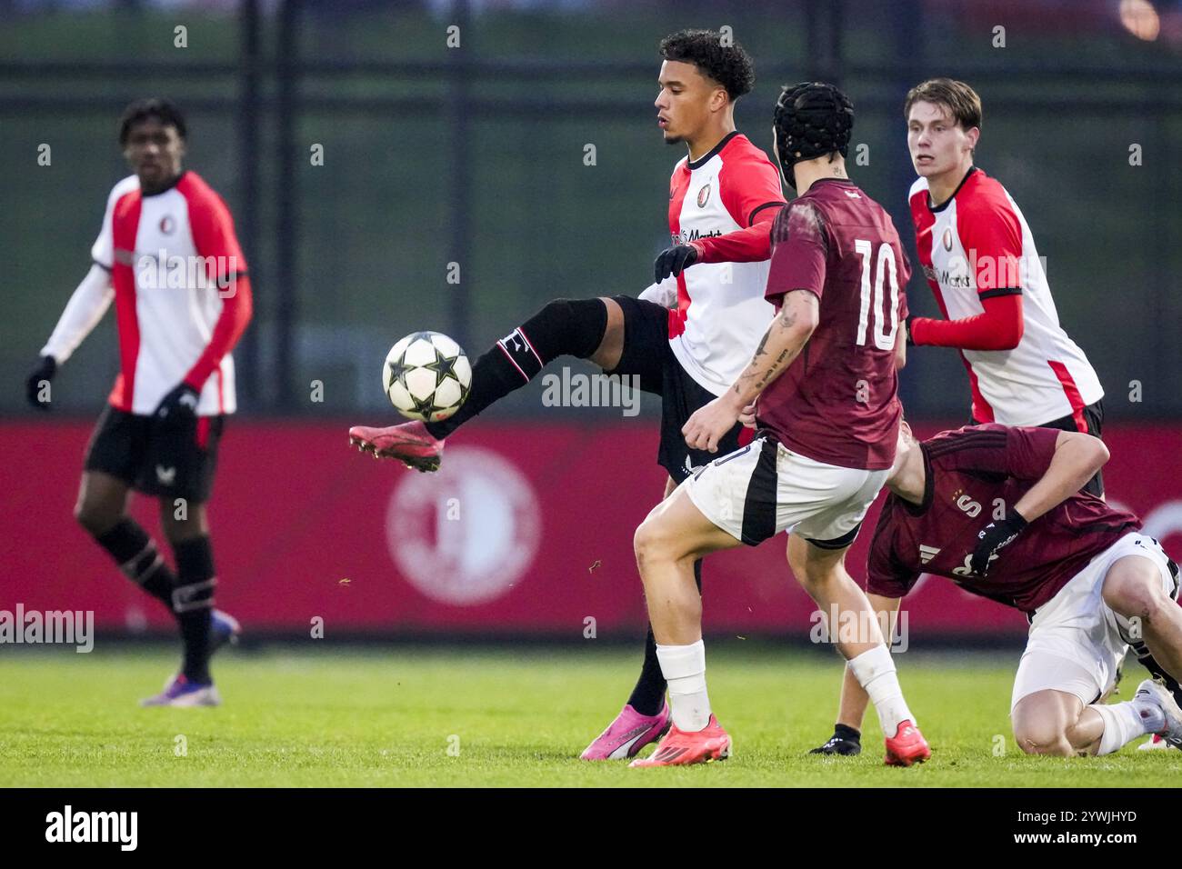 Rotterdam, Paesi Bassi. 11 dicembre 2024. Rotterdam - Fabiano Rust del Feyenoord O19 durante il sesto round del nuovo format della Lega Giovanile 2024/2025. Il match è ambientato tra il Feyenoord U19 e l'AC Sparta Praha U19 a Nieuw Varkenoord l'11 dicembre 2024 a Rotterdam, nei Paesi Bassi. Credito: Foto Box to Box/Alamy Live News Foto Stock