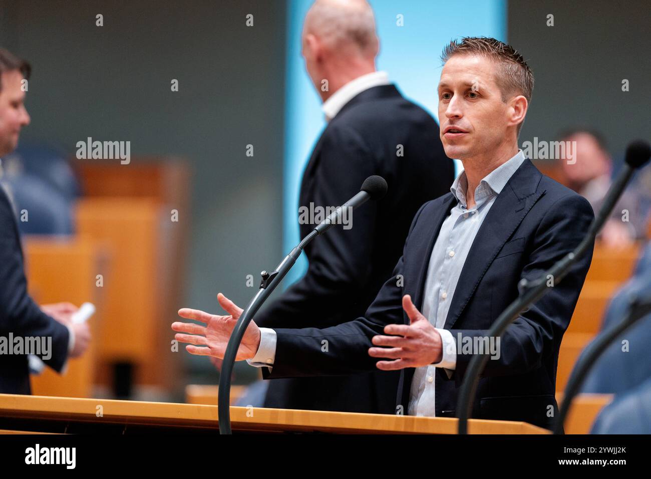 2024-12-10 Dutch Tweede Kamer Plenary Debate DEN HAAG, PAESI BASSI - 10 DICEMBRE: Michiel van Nispen SP durante il dibattito Plenario al Tweede Kamer il 10 dicembre 2024 a Den Haag, Paesi Bassi Den Haag Tweede Kamer Paesi Bassi contenuto non disponibile per la ridistribuzione nei Paesi Bassi direttamente o indirettamente tramite terzi. Copyright: XJohnxBeckmannx Foto Stock
