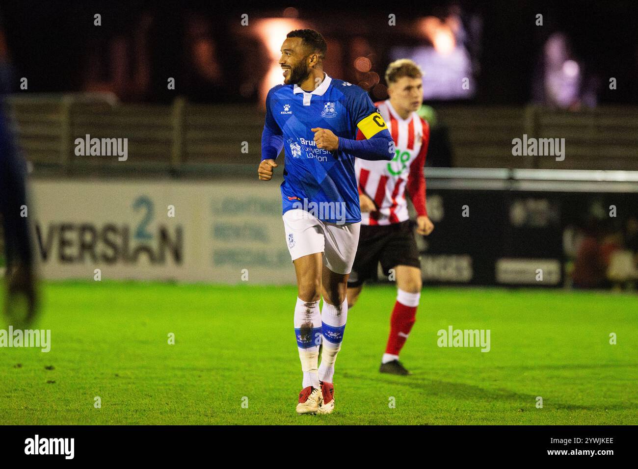 Adrian Mariappa entra nel box di Wealdstone FC vs Altrincham FC 10/12/24 Foto Stock