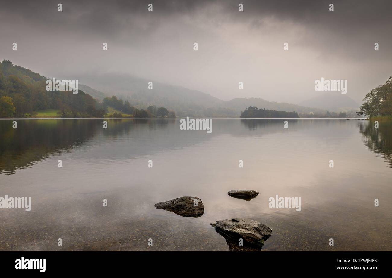 Grasmere in una mattina nebbiosa Lake District Cumbria UK Foto Stock