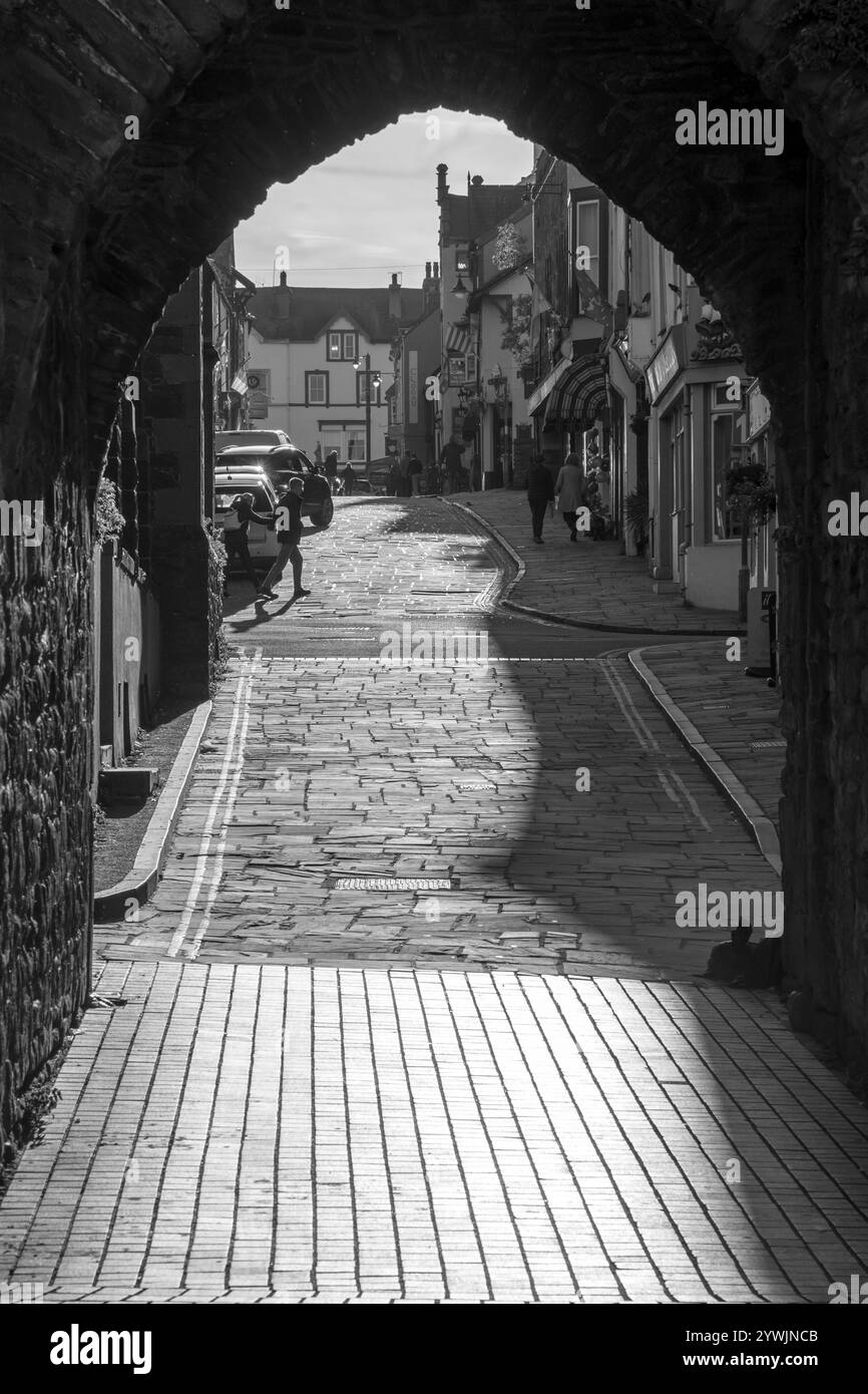 Lower Gate Street Conwy vista del lungomare del porto attraverso le mura del castello nel Galles settentrionale Foto Stock