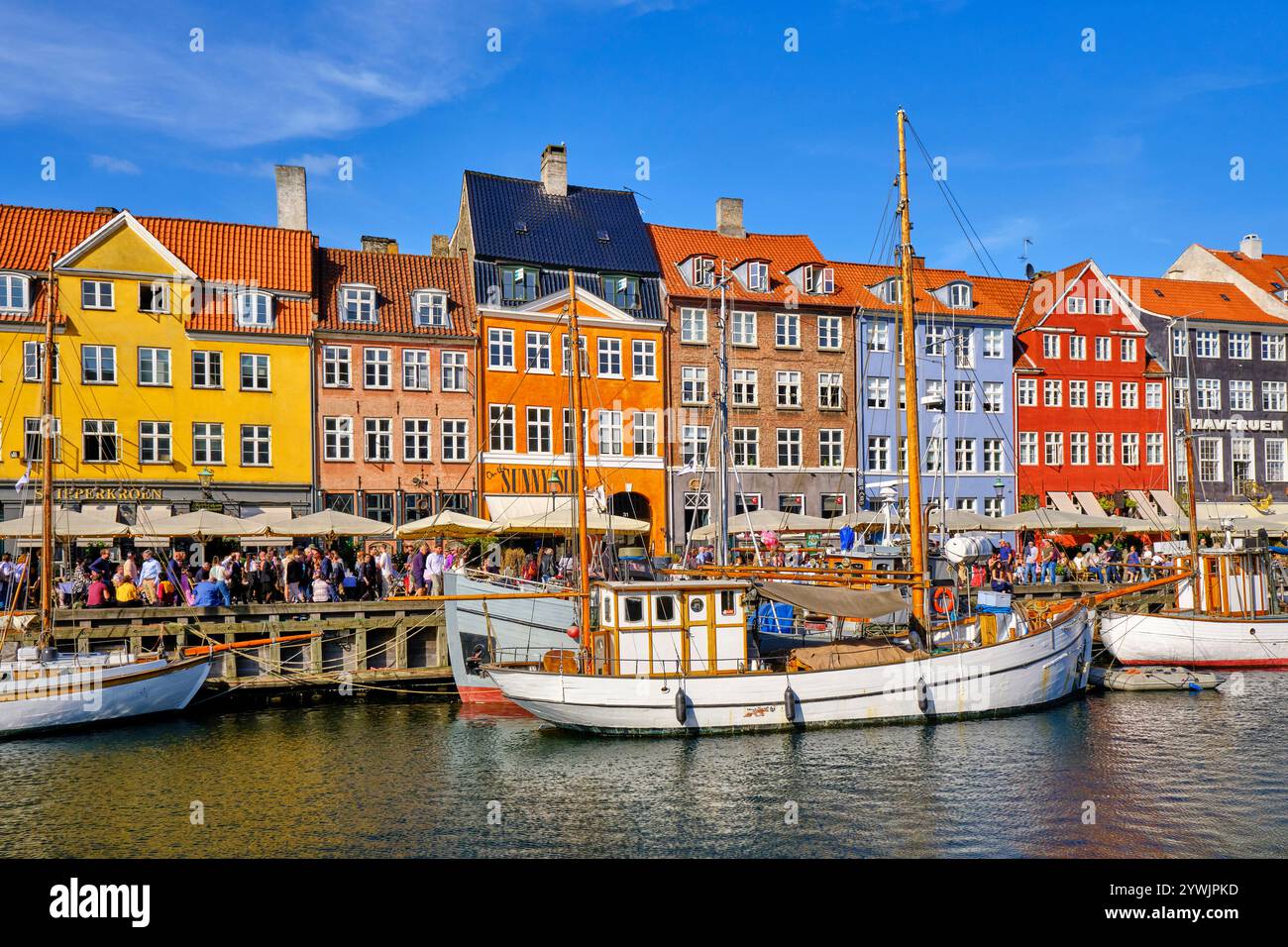 Nyhavn, o New Harbour, è un lungomare del XVII secolo, canale e quartiere dei divertimenti, pieno di ristoranti e bar, a Copenhagen, Danimarca. Foto Stock
