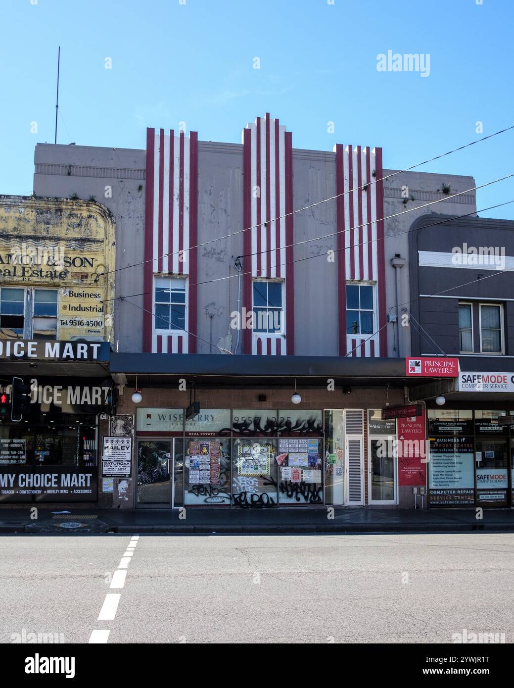 Architettura art deco con strisce verticali su Enmore Road, Newtown, Sydney, Australia, fronte edificio fatiscente Foto Stock