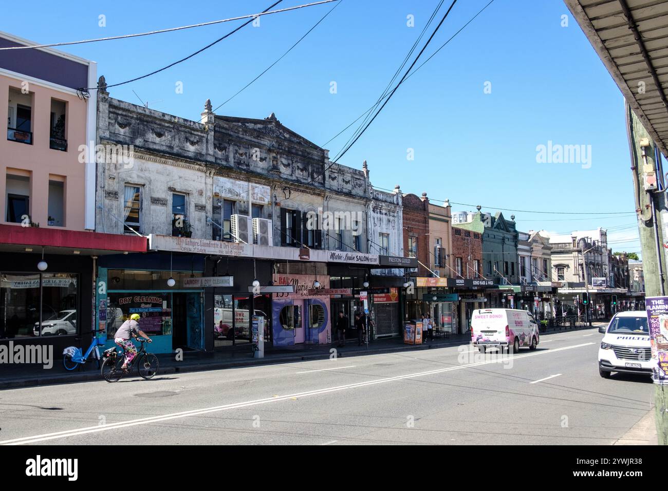 Scena di strada su Enmore Road, Newtown, Sydney, Australia, architettura del XIX secolo fatiscente Foto Stock