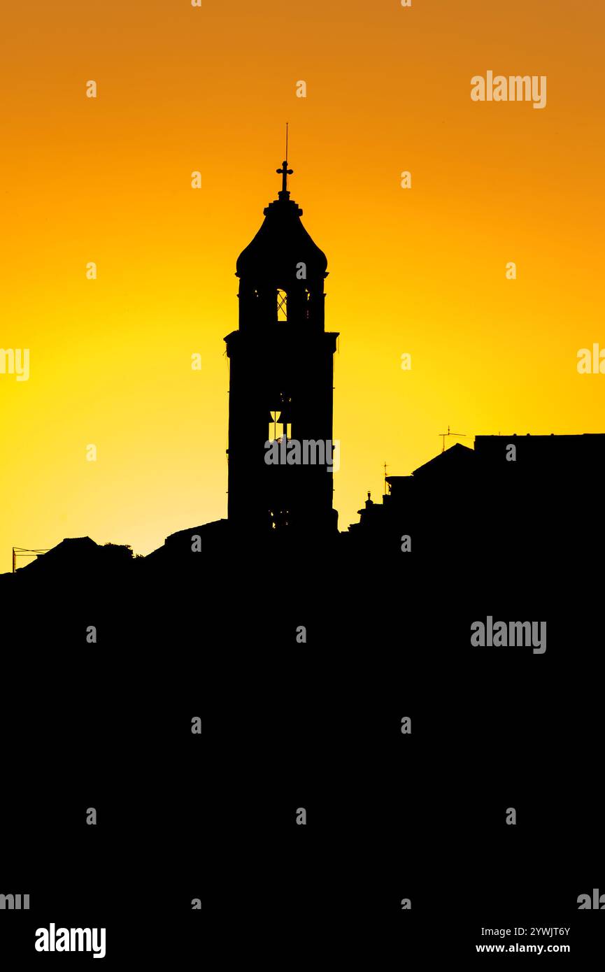 La sagoma dei tetti della città e del campanile della chiesa di Dubrovnik Foto Stock