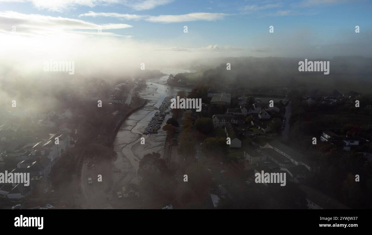 Un colpo mozzafiato di Kingsbridge, Devon, in una mattinata nebbiosa. La città è avvolta da una nebbia soffice, con le dolci colline in lontananza. Foto Stock
