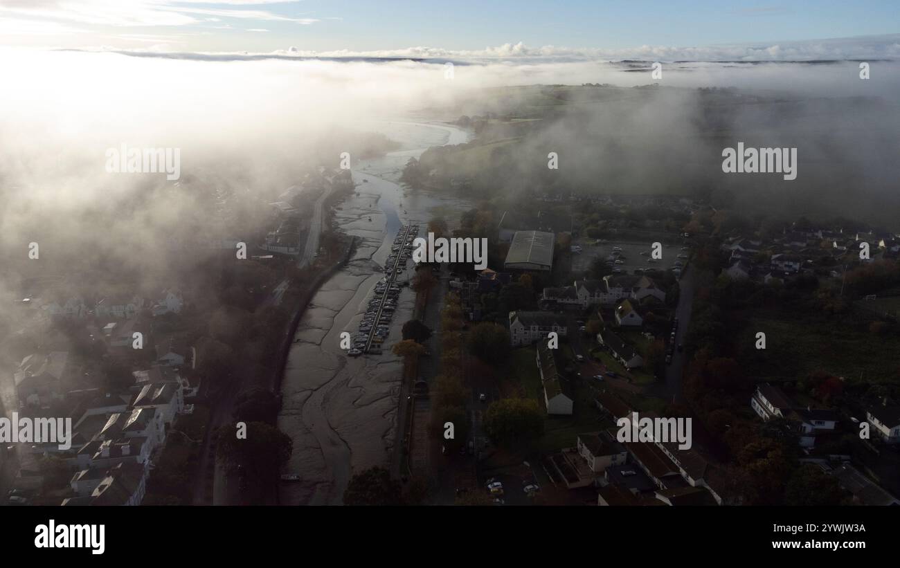 Un colpo mozzafiato di Kingsbridge, Devon, in una mattinata nebbiosa. La città è avvolta da una nebbia soffice, con le dolci colline in lontananza. Foto Stock