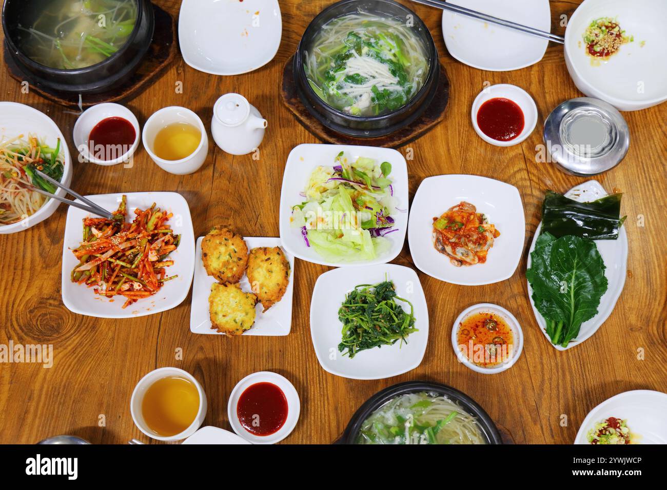 Zuppa di pesce soffusa conosciuta come bokguk in coreano con vari contorni banchan a Busan, Corea del Sud. Foto Stock