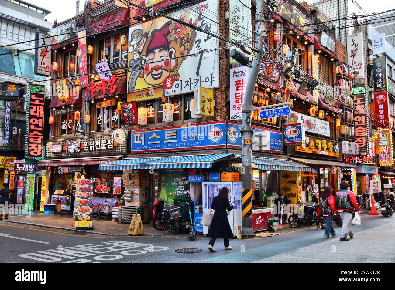 SEOUL, COREA DEL SUD - 7 APRILE 2023: La gente cammina nel quartiere Jamsil di Seoul. Foto Stock