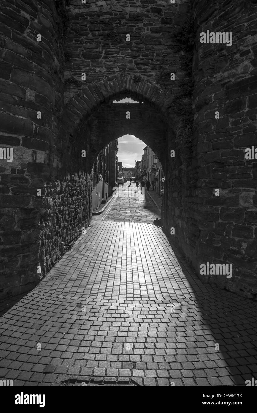 Lower Gate Street Conwy vista del lungomare del porto attraverso le mura del castello nel Galles settentrionale Foto Stock