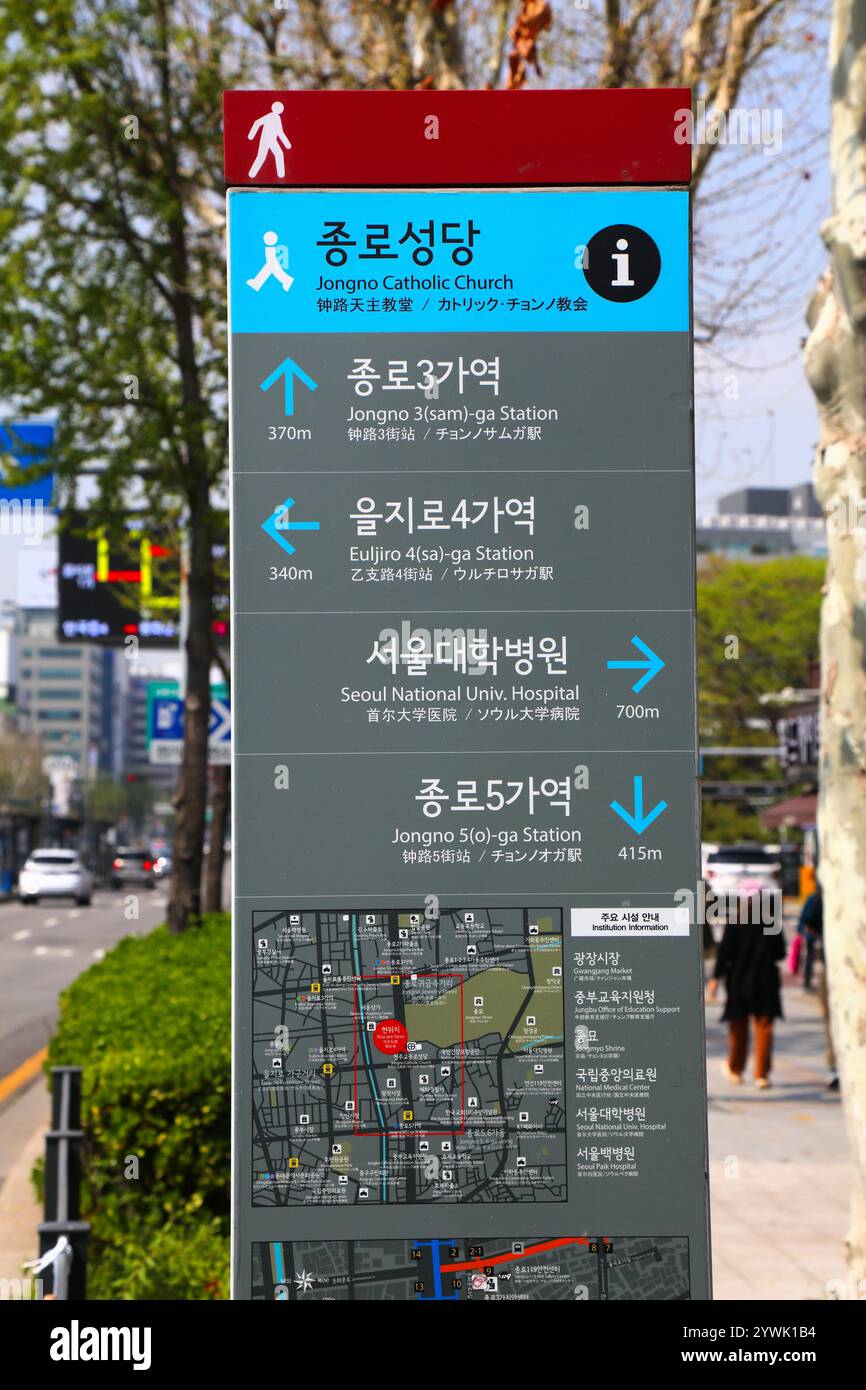 SEOUL, COREA DEL SUD - 9 APRILE 2023: Indicazioni per i pedoni del quartiere di Jongno e cartellino cartaceo a Seoul. Foto Stock