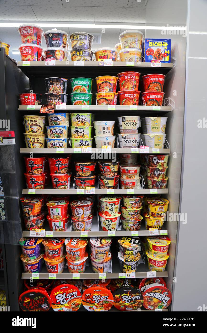 BUSAN, COREA DEL SUD - 27 MARZO 2023: Spaghetti istantanei in un minimarket a Busan, Corea del Sud. Foto Stock