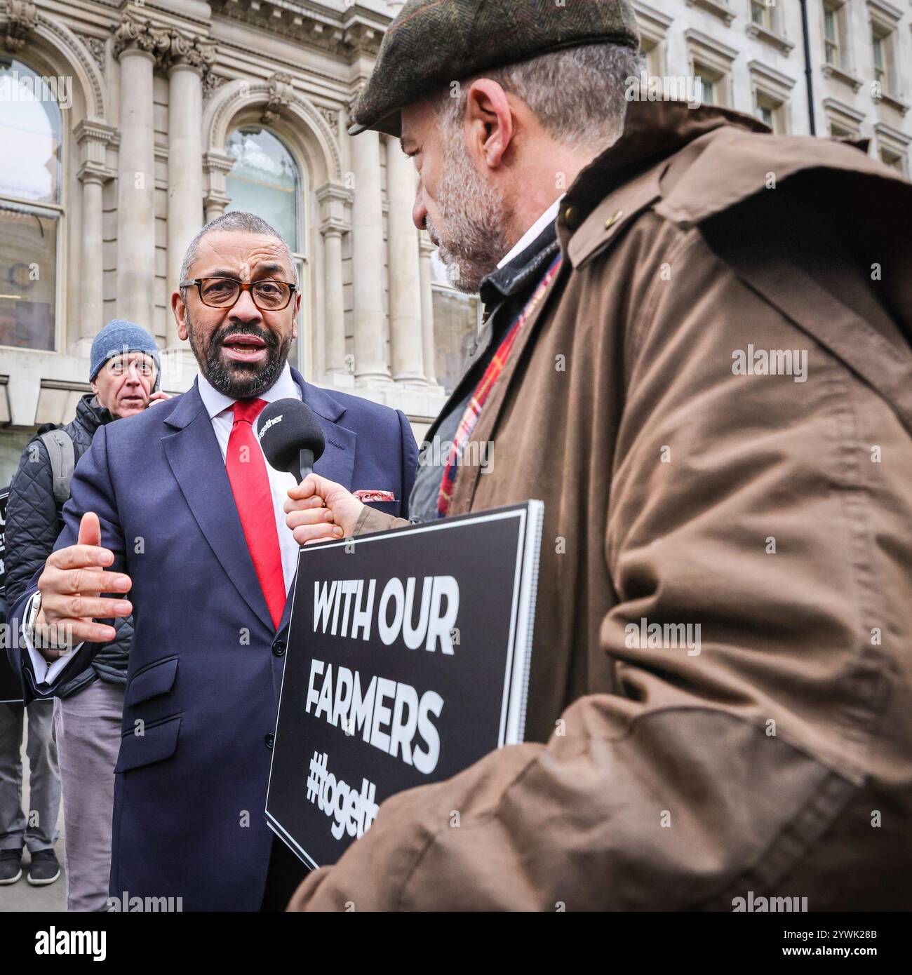 Londra, Regno Unito. 11 dicembre 2024. James intelligente, deputato, ex Ministro degli Esteri, parla alla stampa. Ex Una protesta su larga scala degli agricoltori britannici, in risposta ai cambiamenti delle tasse sulle successioni agricole del governo, si svolge oggi a Whitehall e a Parliament Square. Si stima che 20 mila agricoltori siano arrivati a sostenere e partecipare, mentre diverse centinaia di agricoltori hanno portato i loro trattori in un "Tractor-cade" da Whitehall e intorno a Westminster. Crediti: Imageplotter/Alamy Live News Foto Stock