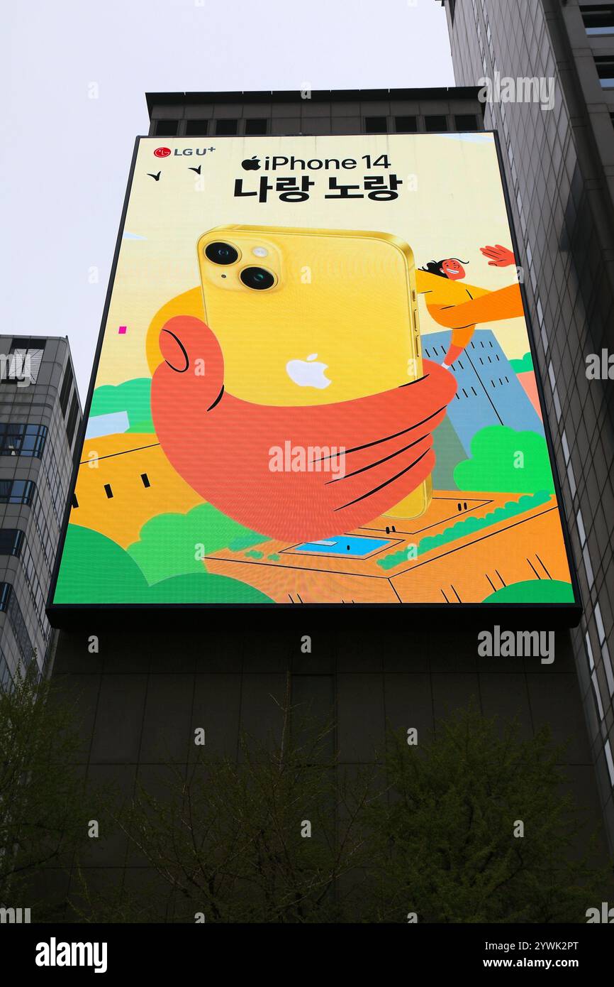 SEUL, COREA DEL SUD - 6 APRILE 2023: LG UPlus operatore mobile e Apple iPhone 14 grande schermo pubblicità nel centro di Seoul. Foto Stock