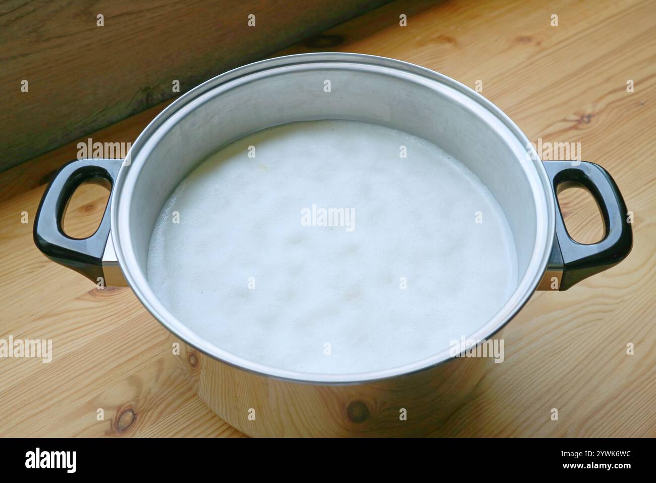 Pentola di soia dopo ammollo in acqua durante la notte per fare tempeh Foto Stock