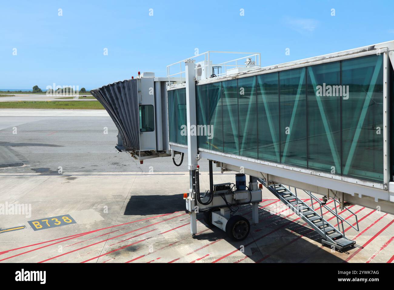 Jet Bridge all'aeroporto internazionale di Kota Kinabalu in Malesia. Foto Stock