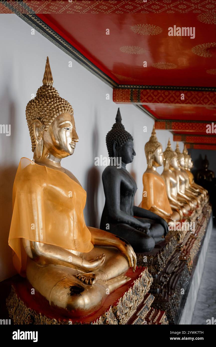 Primo piano delle statue dorate del Buddha nel tempio Wat Pho, Thailandia Foto Stock
