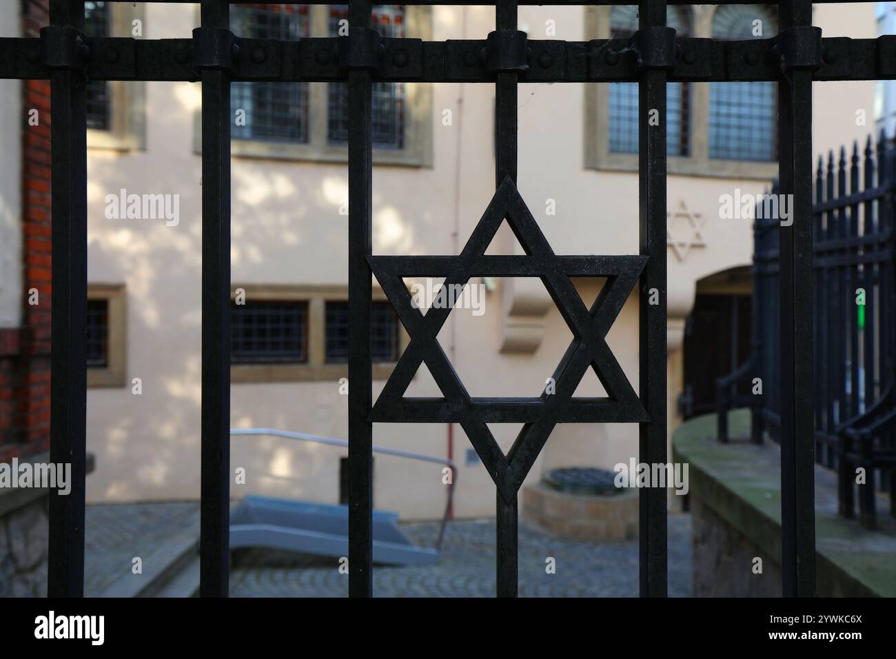 Simbolo ebraico Star of David nel quartiere Josefov a Praga, Repubblica Ceca. Foto Stock