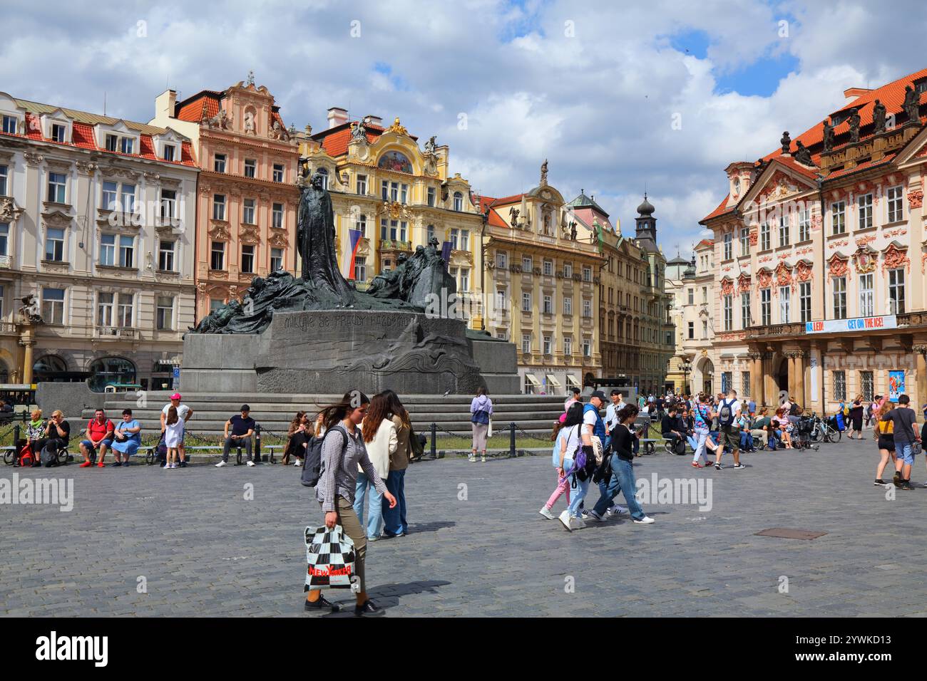 PRAGA, REPUBBLICA CECA - 2 MAGGIO 2024: I turisti visitano la Piazza della città Vecchia (Staromestske Namesti) nel quartiere della città Vecchia (stare Mesto) di Praga, Repubblica Ceca Foto Stock