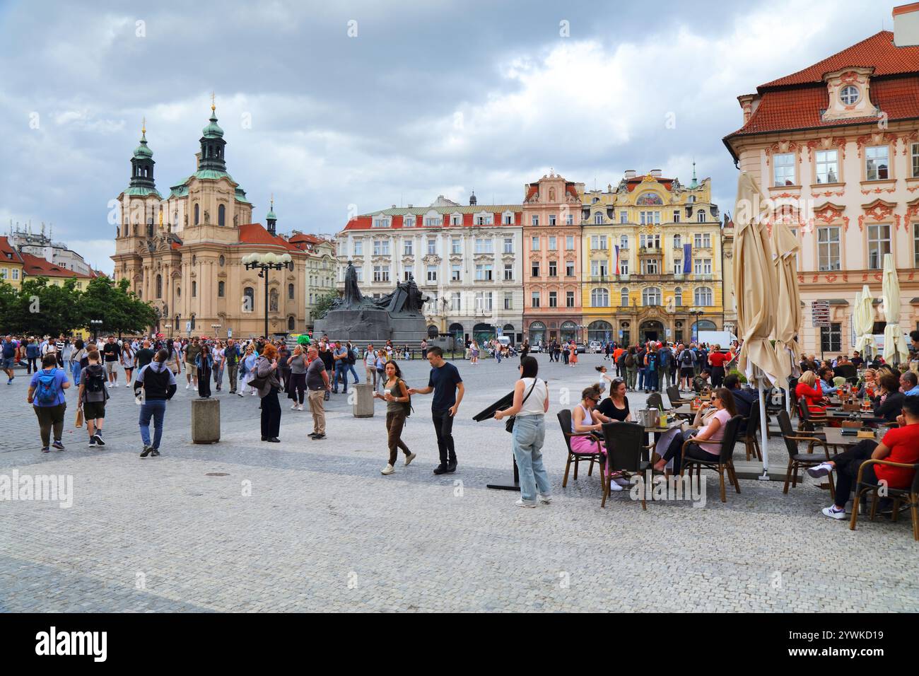 PRAGA, REPUBBLICA CECA - 2 MAGGIO 2024: I turisti visitano la Piazza della città Vecchia (Staromestske Namesti) nel quartiere della città Vecchia (stare Mesto) di Praga, Repubblica Ceca Foto Stock