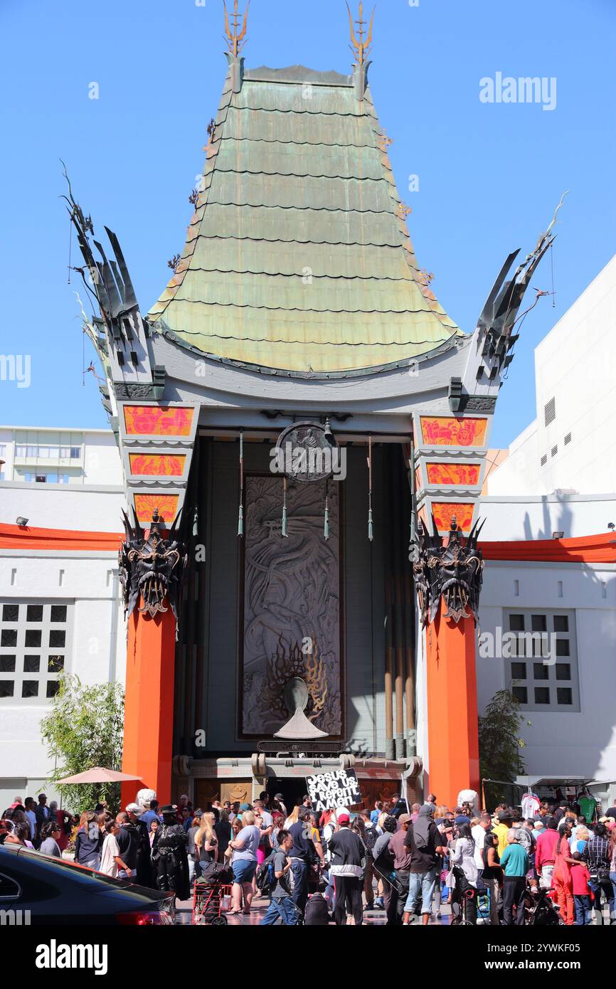 LOS ANGELES, Stati Uniti d'America - Aprile 5, 2014: la gente visita TCL Chinese Theatre di Hollywood. In precedenza Grauman's Chinese Theater, il famoso punto di riferimento risale a Foto Stock