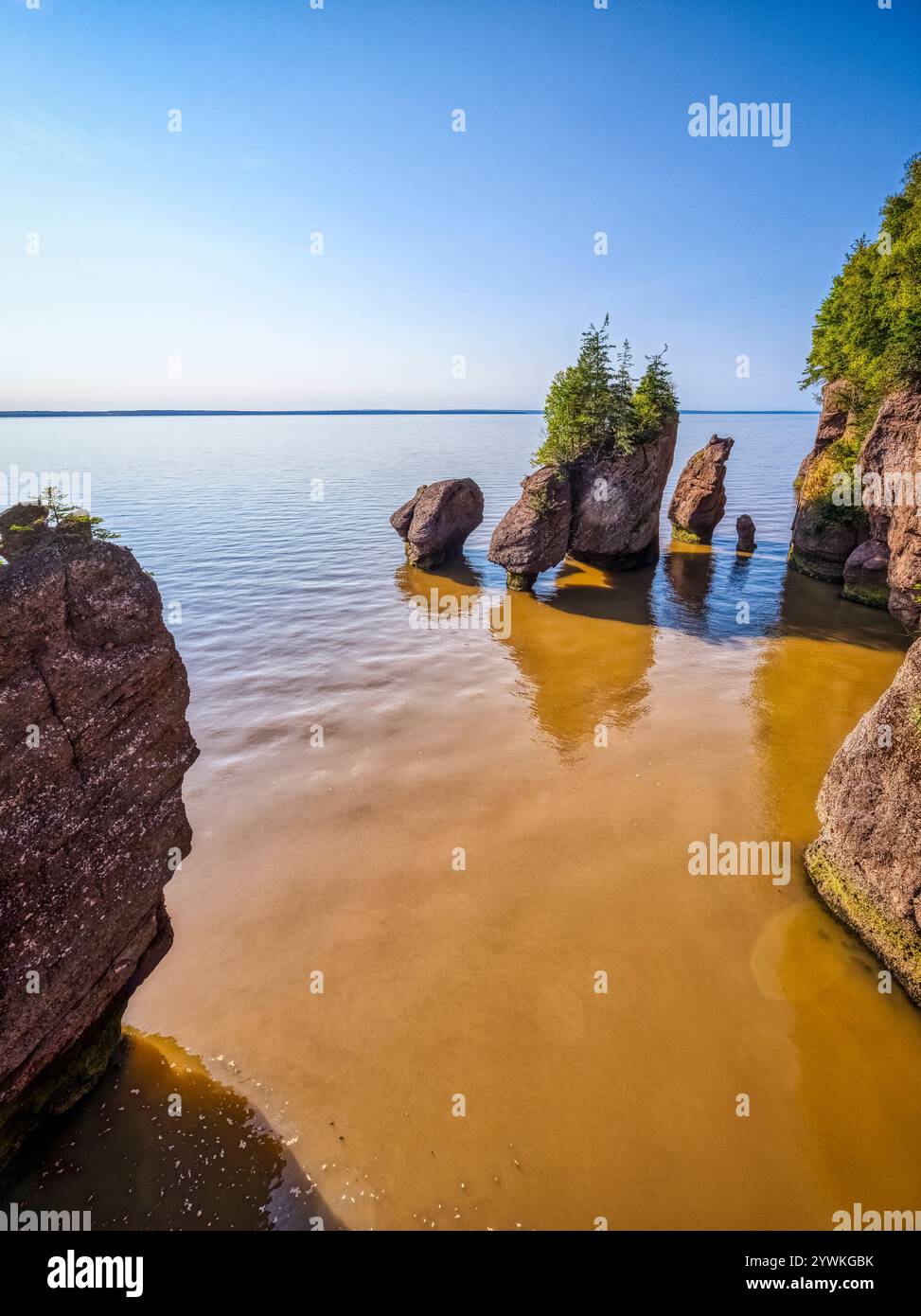 L'alta marea intorno ai fondali marini nella baia di Fundy a Staircase Cove nell'Hopewell Rocks Provincial Park nel New Brunswick Canada Foto Stock