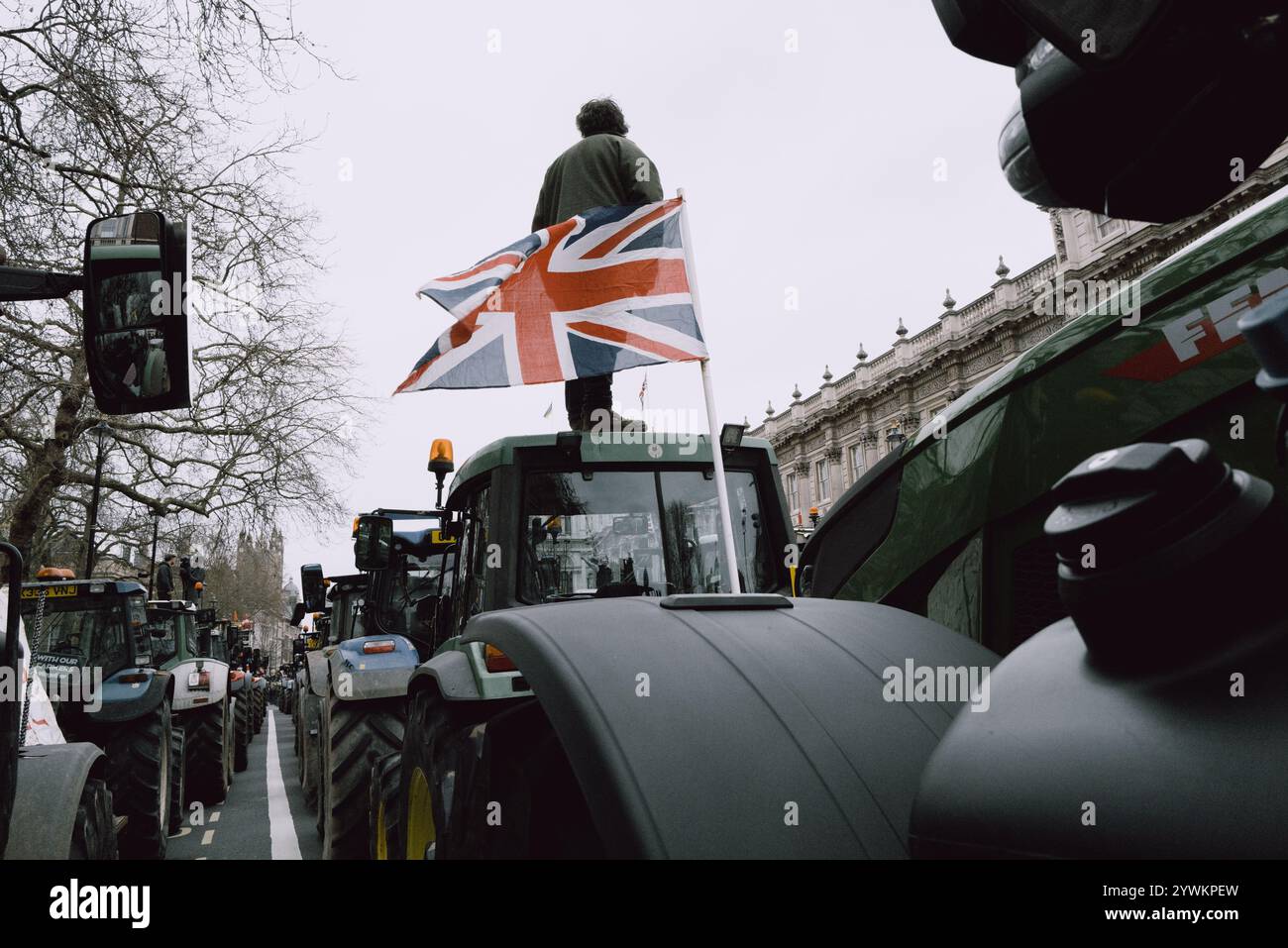 Organizzata da No Farmers No Food and Save British Farming, la dimostrazione inizia con il parcheggio delle pale caricatrici basse su Millbank e l'assemblaggio dei trattori a Whitehall. I manifestanti chiedono al governo di abbandonare i piani per un accordo di libero scambio tra Regno Unito e Stati Uniti, di assicurarsi un accordo veterinario dell'UE per allentare le barriere commerciali e di rifiutare le tasse sulle successioni agricole. Il rally si oppone anche al ritiro rapido dei pagamenti di base e delle tasse sul carbonio sui fertilizzanti. L'evento include discorsi e una processione di trattori nel centro di Londra. (Foto di Joao Daniel Pereira/Sipa USA) Foto Stock