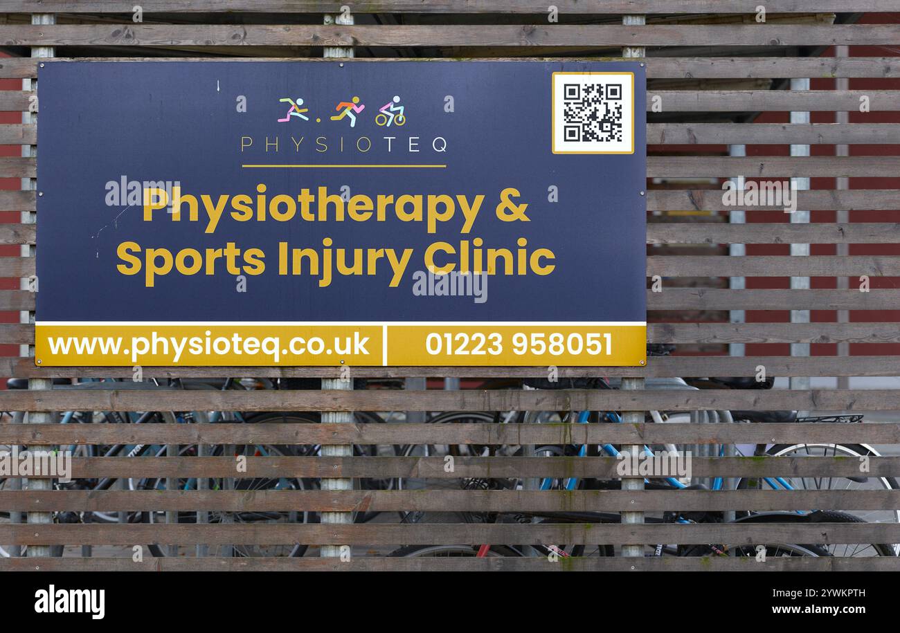 Firmare per la Physiotherapy & Sports Injury Clinic presso l'Università di Cambridge, sede di West Cambridge, Inghilterra. Foto Stock