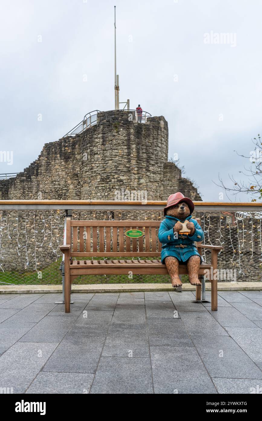 L'iconico orso Paddington che poggia su una panchina - nuova statua per celebrare il film del 2024 "Paddington in Perù", Southampton, Hampshire, Inghilterra, Regno Unito Foto Stock