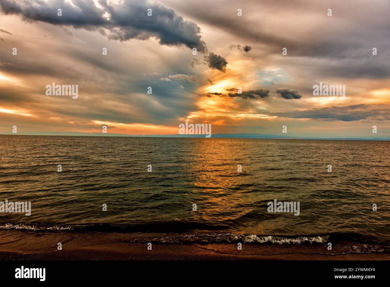 Bellissimo paesaggio mattutino con nuvole sopra la superficie dell'acqua del lago Foto Stock