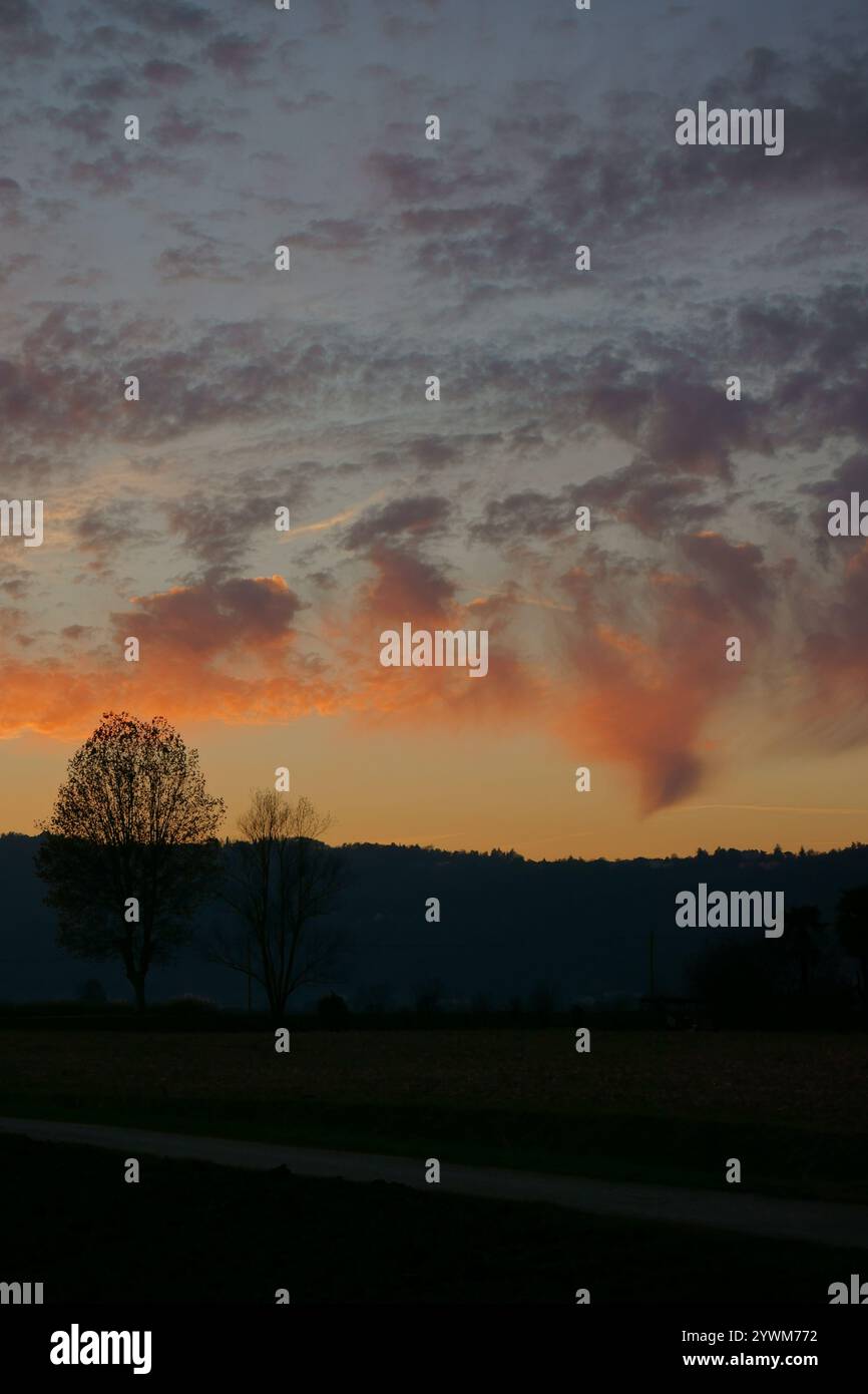 Fiamme nel cielo, inverno in Italia con un favoloso tramonto. Foto Stock