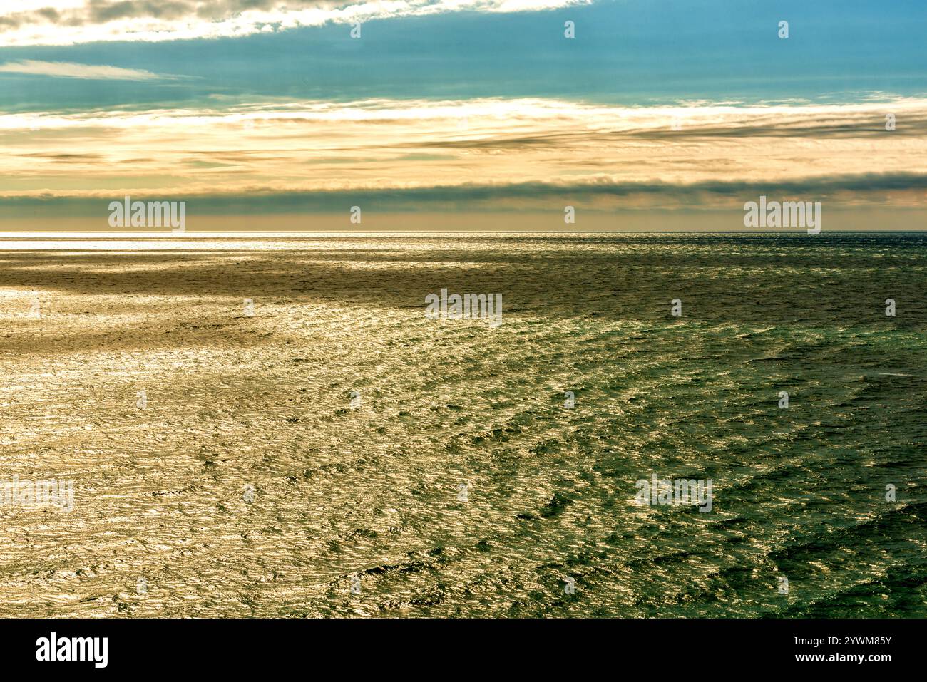 Ammira il mare con il bagliore sull'acqua e le nuvole bellissime Foto Stock