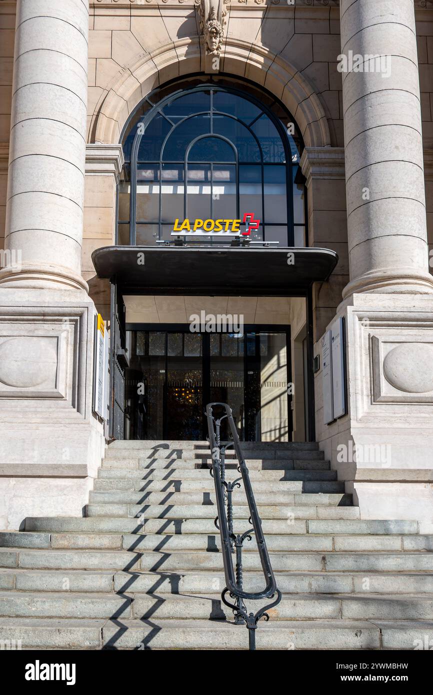 Ingresso a un edificio della posta Svizzera. La posta SA è una società di servizi postali di proprietà della Confederazione svizzera Foto Stock